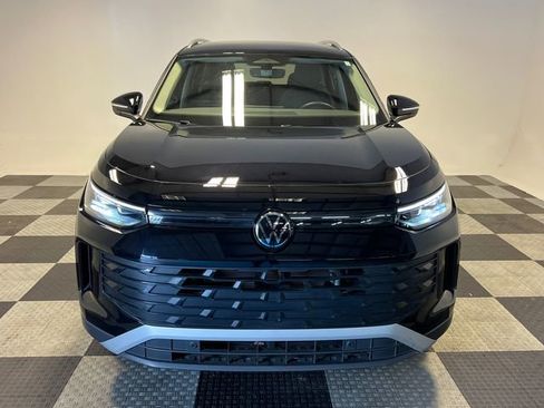 Used 2025 Volkswagen Tiguan SE FWD image 2