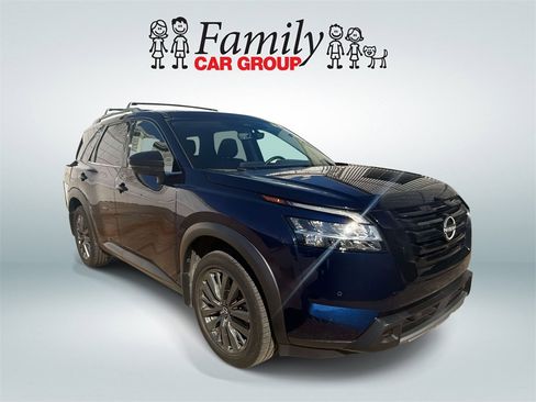 Used 2024 Nissan Pathfinder SL w/ SL Premium Package image 2