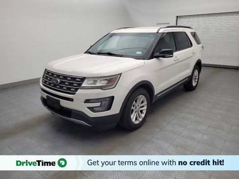 Used 2017 Ford Explorer XLT image 1