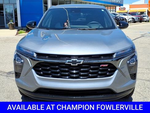 Used 2025 Chevrolet Trax RS FWD image 2