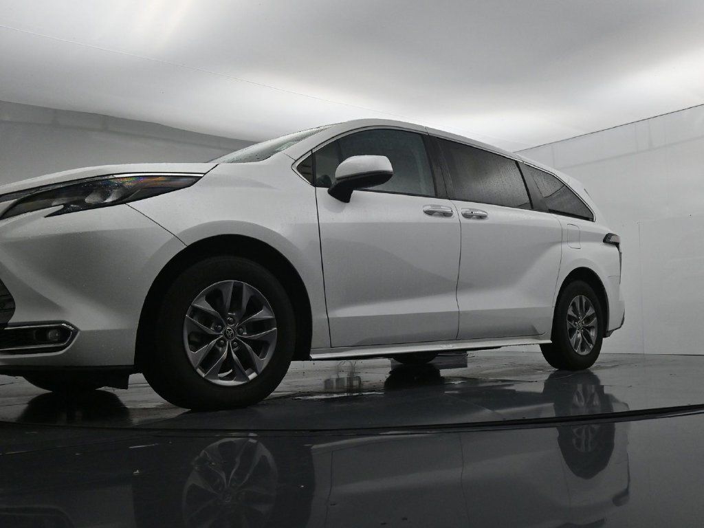 Used 2024 Toyota Sienna XLE FWD image 20
