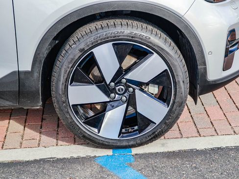 Used 2023 Volvo XC40 Recharge Ultimate image 11