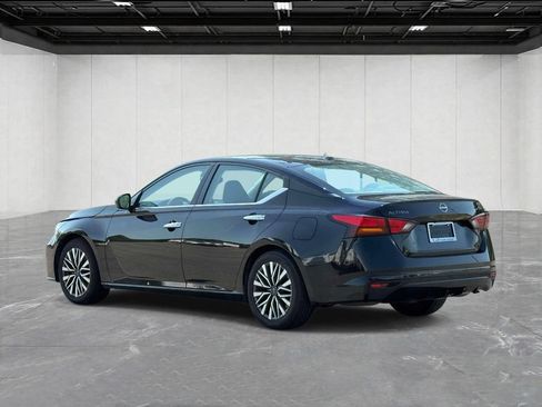 Used 2024 Nissan Altima 2.5 SV FWD image 7