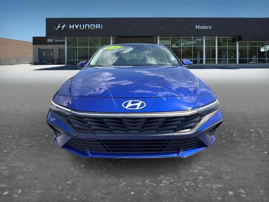Certified 2026 Hyundai Elantra SE FWD image 2
