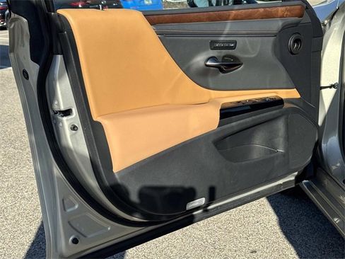Certified 2025 Lexus ES 300h w/ Premium Package image 17
