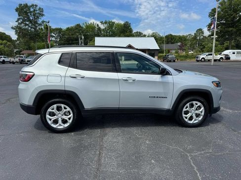 Used 2024 Jeep Compass Latitude AWD/4WD image 5
