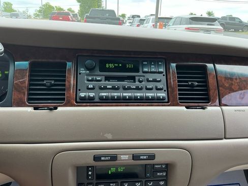 Used 2002 Lincoln Town Car Signature RWD image 26