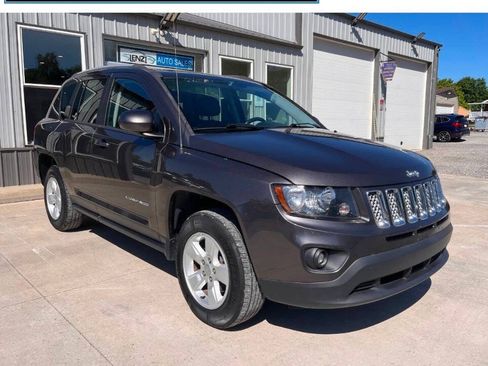 Used 2017 Jeep Compass Latitude FWD image 2