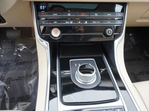 Used 2016 Jaguar XF Premium image 17