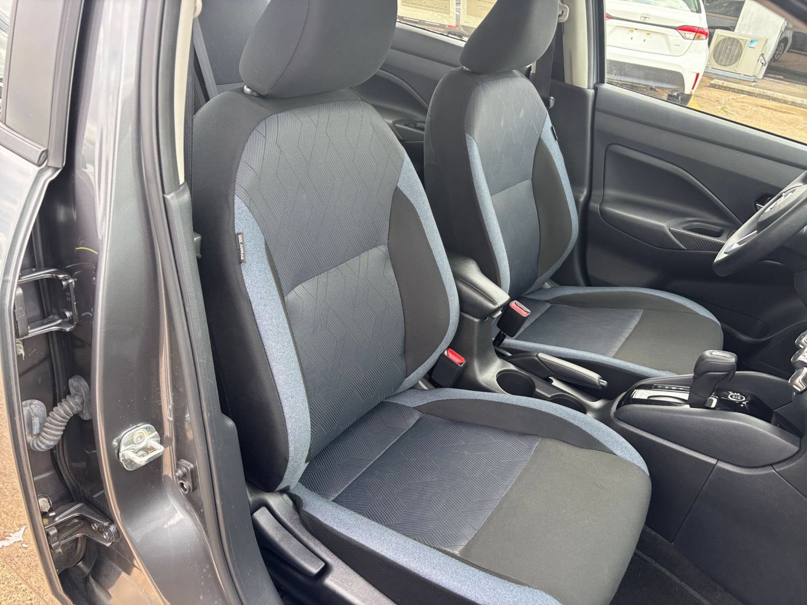 Used 2025 Nissan Versa SV FWD image 33
