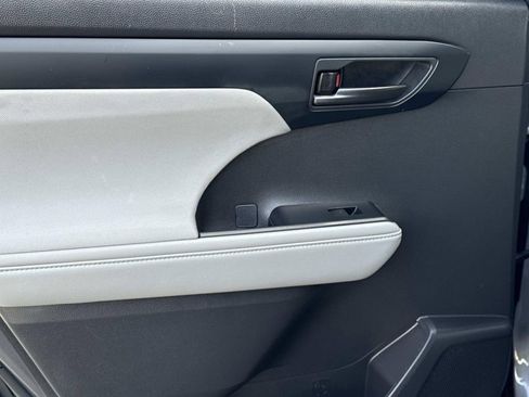 Used 2022 Toyota Highlander L image 12