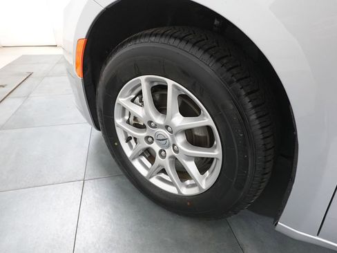 Used 2024 Chrysler Pacifica Touring-L image 28