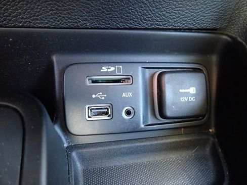 Used 2018 Jeep Cherokee Latitude Plus w/ Cold Weather Group image 18