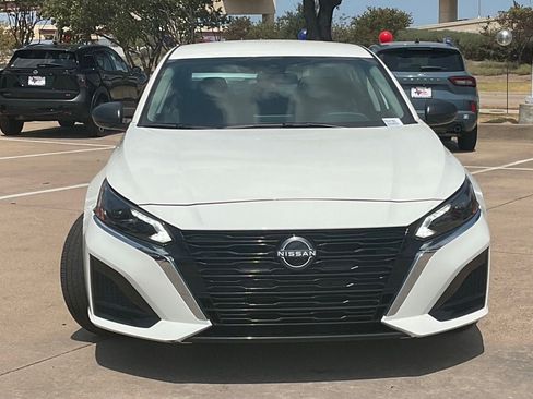 Used 2025 Nissan Altima 2.5 SV FWD image 2