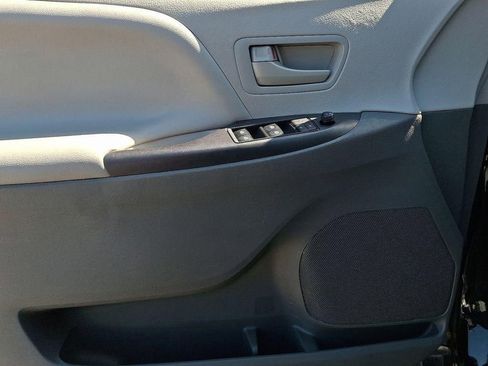 Used 2020 Toyota Sienna L image 12
