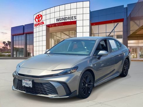 Used 2025 Toyota Camry SE w/ Convenience Package FWD image 2