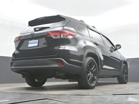 Used 2019 Toyota Highlander SE w/ Nightshade Edition FWD image 51