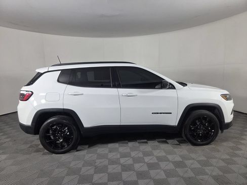 Used 2025 Jeep Compass Latitude w/ Altitude Special Edition AWD/4WD image 4