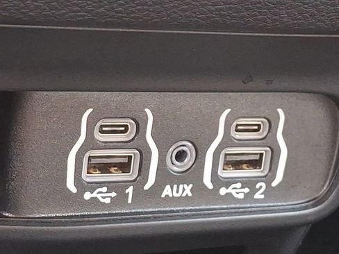 Used 2025 Chrysler Pacifica Select image 25