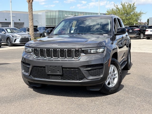 Used 2022 Jeep Grand Cherokee Laredo w/ Luxury Tech Group I AWD/4WD image 3