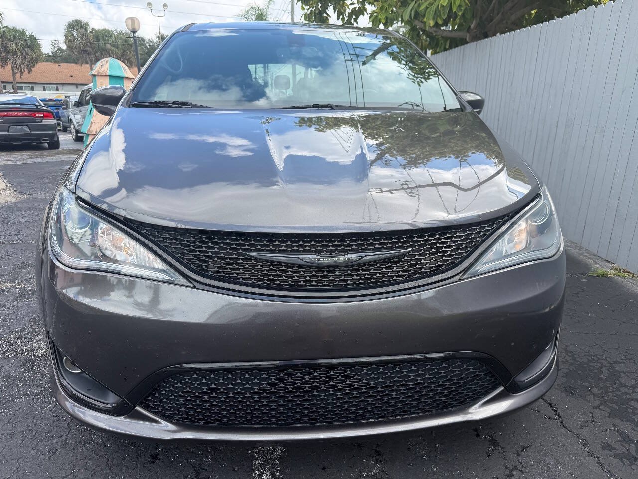 Used 2020 Chrysler Pacifica Touring w/ S Appearance Package FWD image 13