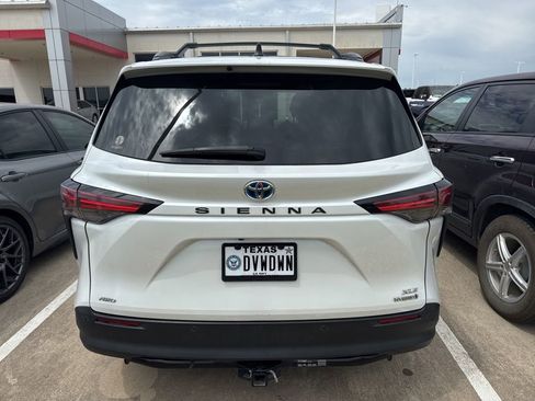 Used 2022 Toyota Sienna XLE AWD/4WD image 3