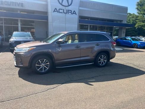 Used 2017 Toyota Highlander XLE AWD/4WD image 35