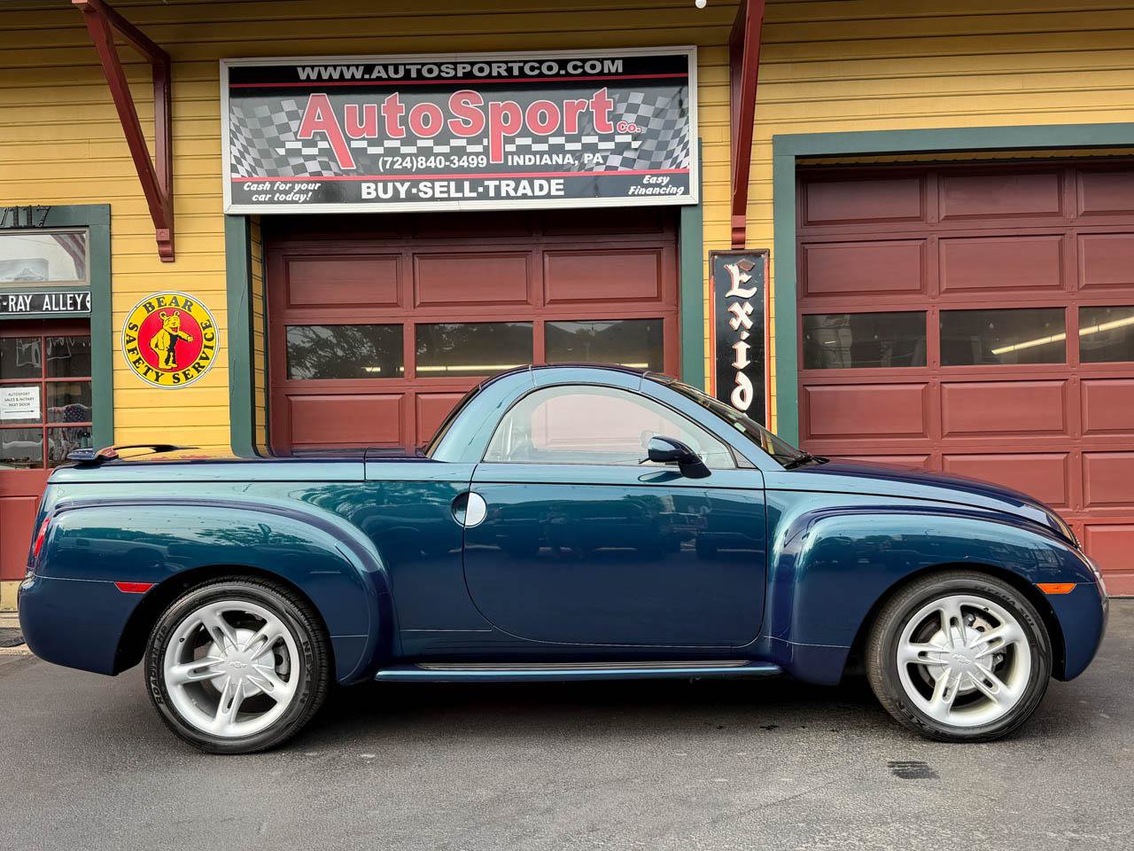 Used 2005 Chevrolet SSR w/ Preferred Equipment Group RWD image 5