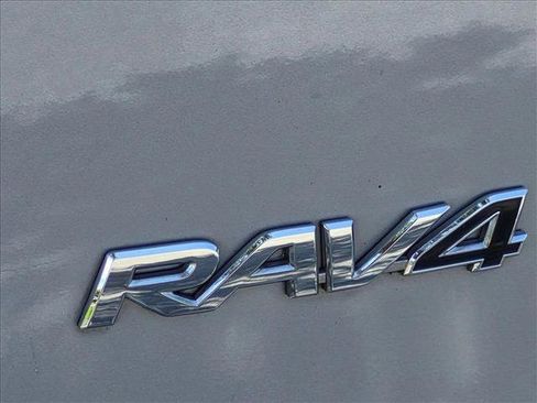Used 2018 Toyota RAV4 XLE FWD image 11