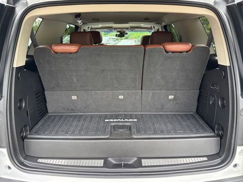 Used 2019 Cadillac Escalade Luxury AWD/4WD image 14
