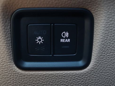 Used 2025 Porsche Cayenne image 33