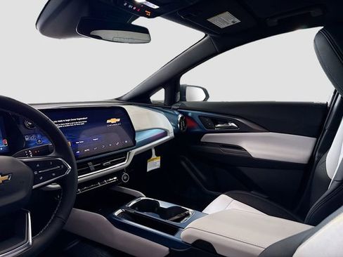 New 2026 Chevrolet Equinox EV LT image 24