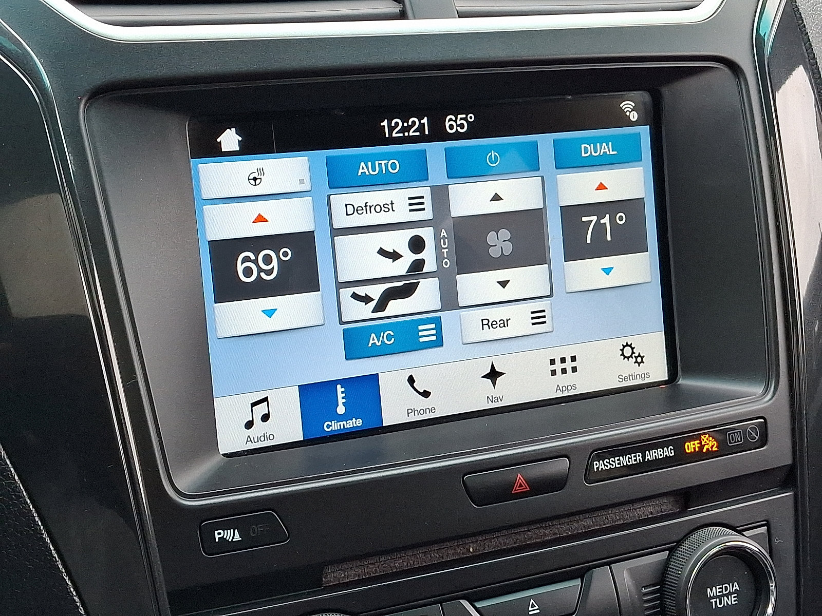 Used 2017 Ford Explorer XLT w/ Equipment Group 202A AWD/4WD image 19