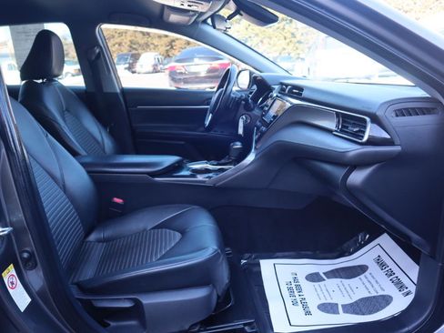 Used 2019 Toyota Camry SE w/ Carpet Mat Package image 32