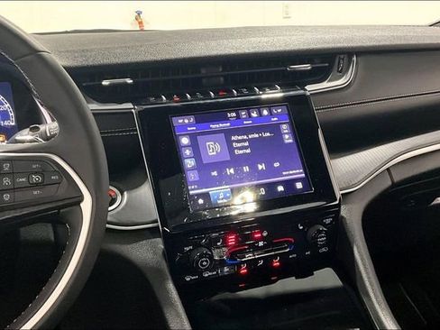 Used 2024 Jeep Grand Cherokee Altitude image 9