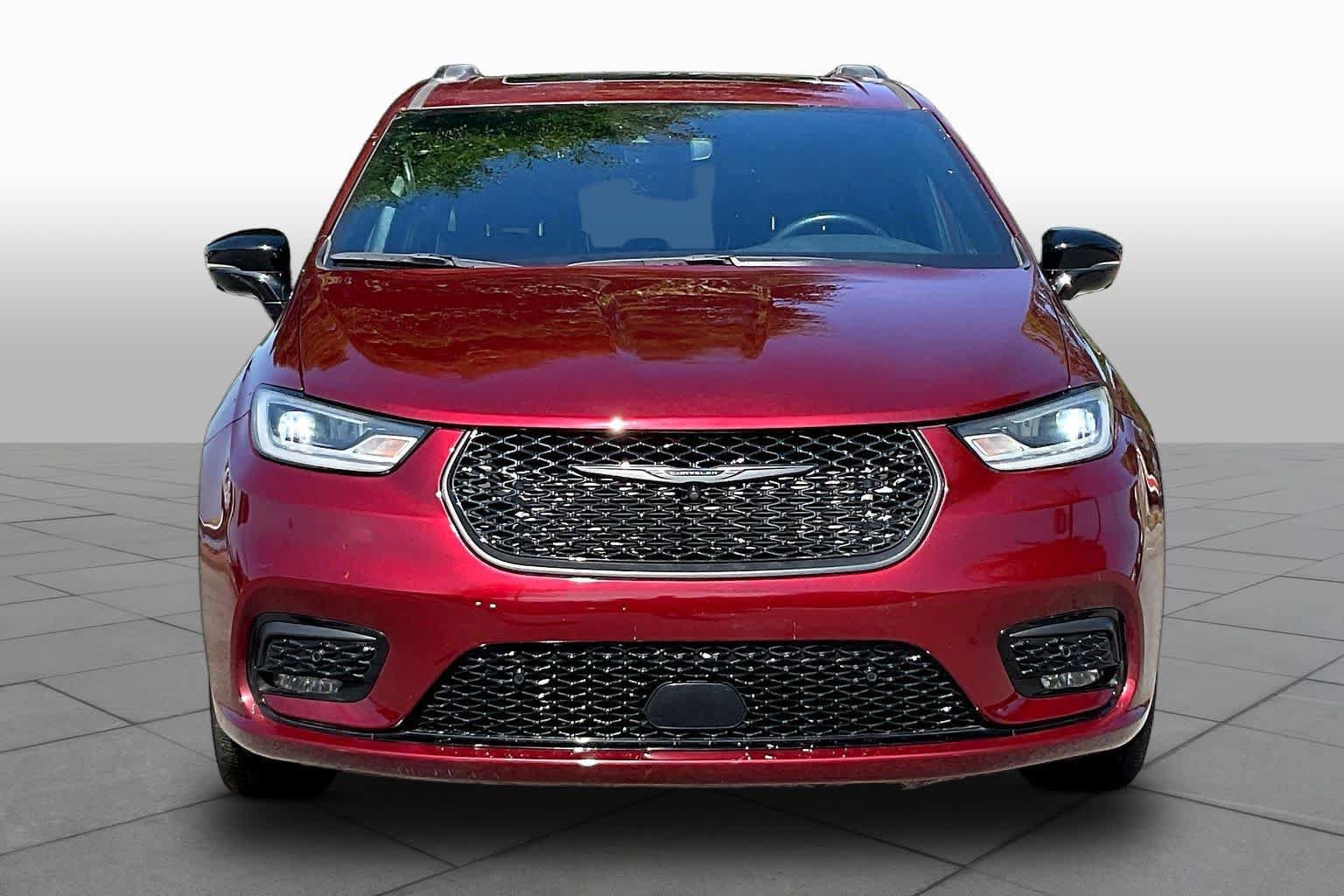 Used 2023 Chrysler Pacifica Limited w/ Uconnect Theater Family Group FWD image 4