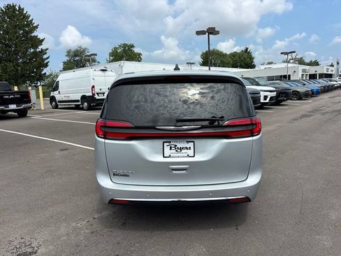 Used 2024 Chrysler Pacifica Touring-L FWD image 32