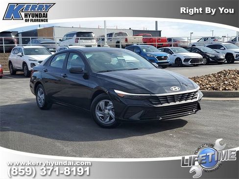 Used 2024 Hyundai Elantra SE image 1