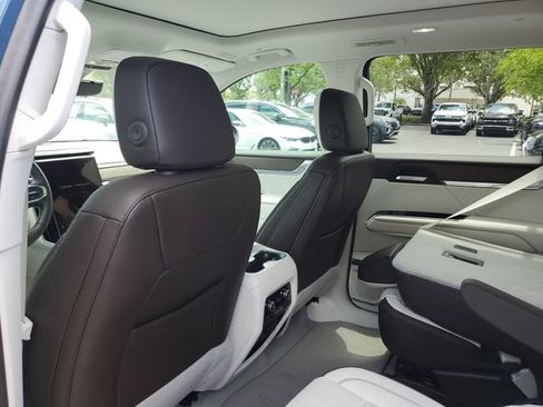 Used 2024 GMC Acadia Denali w/ Super Cruise Package FWD image 9