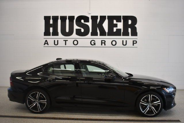 Used 2022 Volvo S60 T8 R-Design Expression w/ Premium Package AWD/4WD image 2