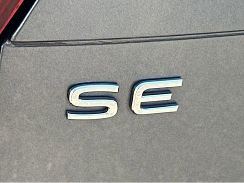 Used 2024 Volkswagen Tiguan SE image 9