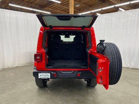 Used 2026 Jeep Wrangler Unlimited Sahara AWD/4WD image 28