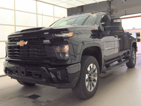 Used 2025 Chevrolet Silverado 2500 Custom w/ Custom Value Package AWD/4WD image 2