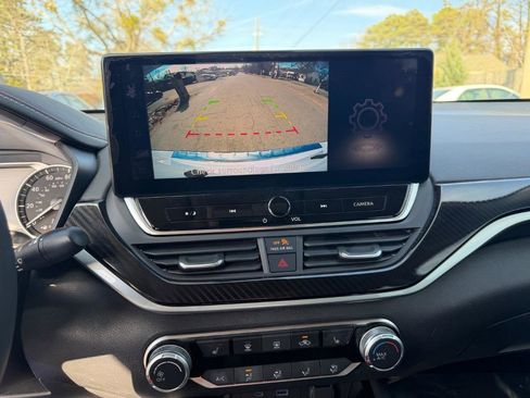 Used 2023 Nissan Altima 2.5 SR w/ SR Premium Package image 16