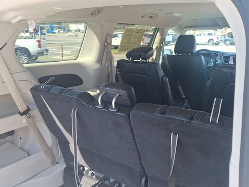 Used 2023 Chrysler Pacifica Touring-L image 15