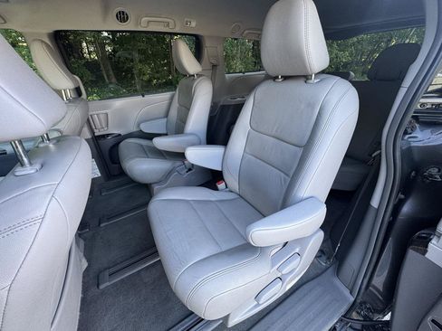 Used 2018 Toyota Sienna XLE w/ XLE Navigation Package AWD/4WD image 10