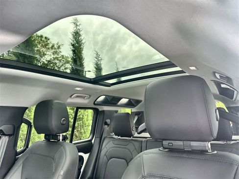 Used 2025 Land Rover Defender 110 S image 19