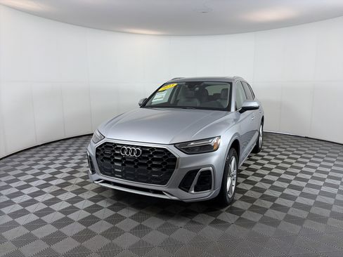 Used 2023 Audi Q5 e Premium Plus w/ Premium Plus Package image 2