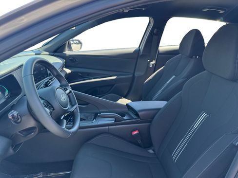 Used 2025 Hyundai Elantra Sport FWD image 9
