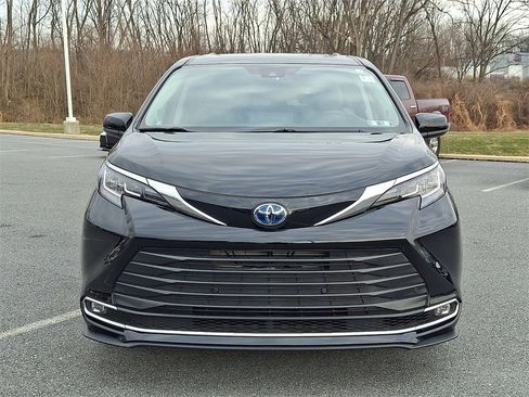 Certified 2024 Toyota Sienna XLE image 2